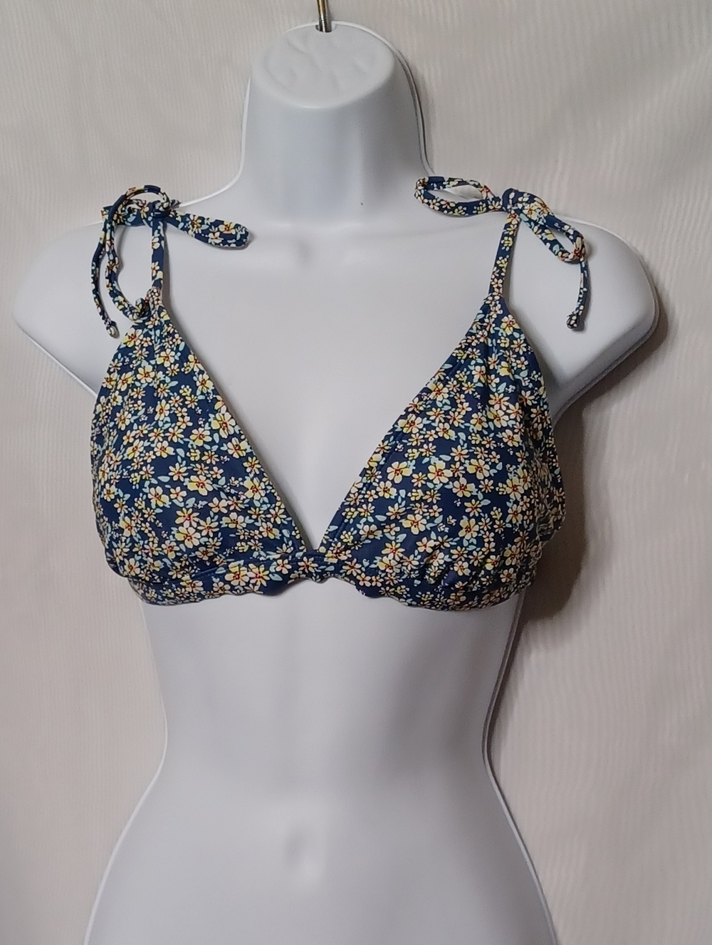 Xhilaration Blue Floral Swimwear Top. Size XL